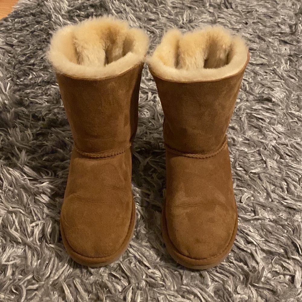 Ugg Bailey bow boot. Girls Sz 5 = womens Sz 7